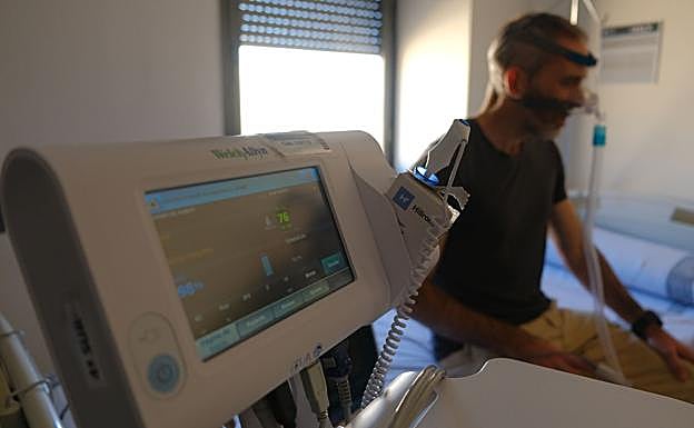 Paciente en la Unidad del Sueño del Hospital de Sant Joan d'Alacant.